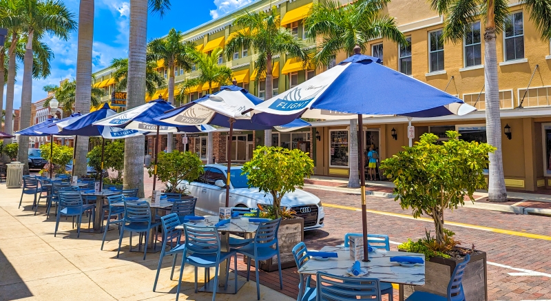 Sidewalk Cafe in Downtown Fort Myers, Florida Sidewalk Cafe in Downtown Fort Myers, Florida