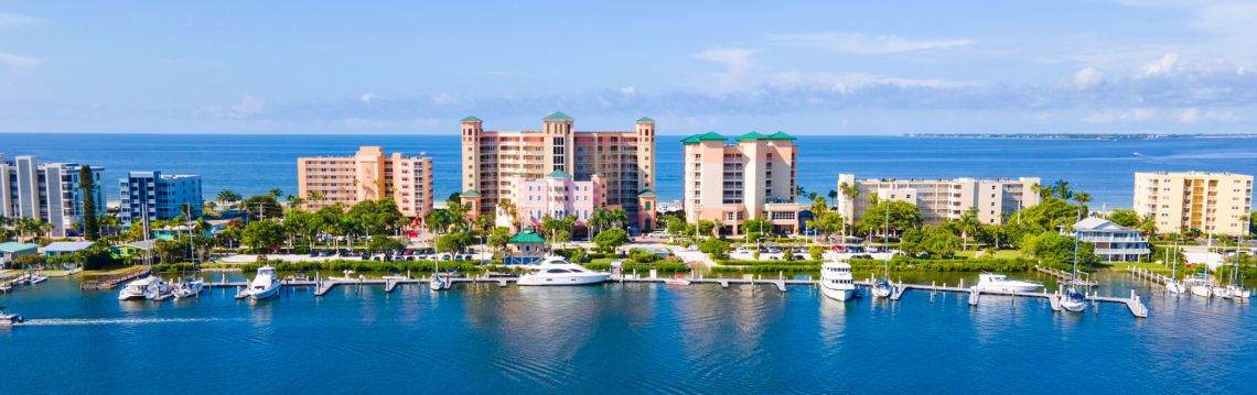 Fort Myers Beach Küstenlinie mit Gebäuden Fort Myers Beach Küstenlinie mit Gebäuden