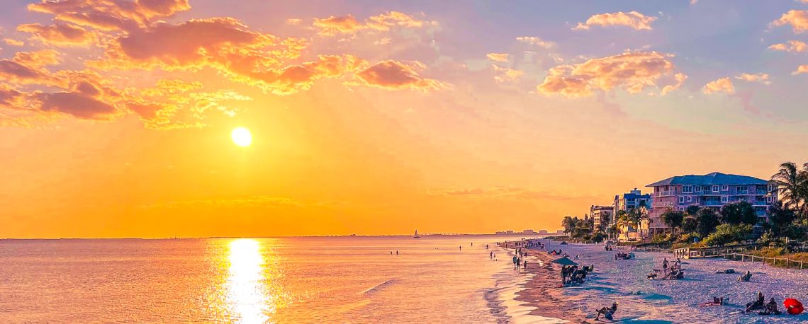 Sonnenuntergang an einem Strand in Fort Myers Beach Sonnenuntergang an einem Strand in Fort Myers Beach