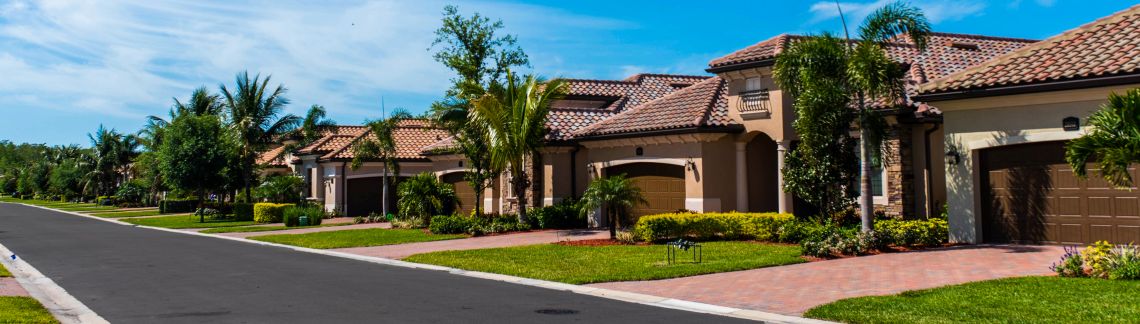 Gut gepflegte Einfamilienhäuser in Südwest-Florida Gut gepflegte Einfamilienhäuser in einer Straße in Südwest-Florida