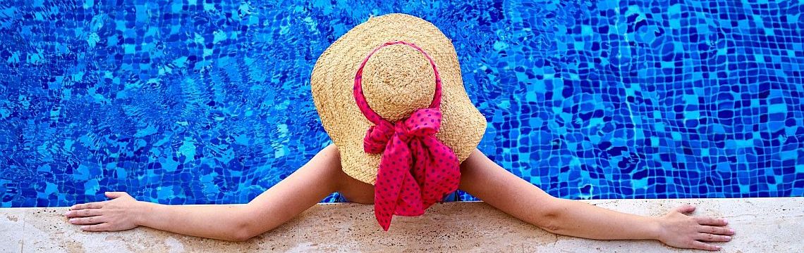 Frau genießt den Pool in Florida